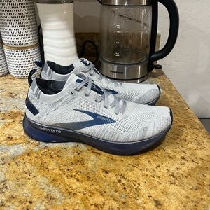 Brooks levitate 4 size 8
